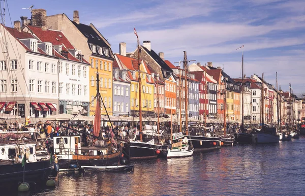 코펜하겐 덴마크에서 2016 유명한 Nyhavn 산책로의 카페에 코펜하겐 덴마크 사람들 — 스톡 사진