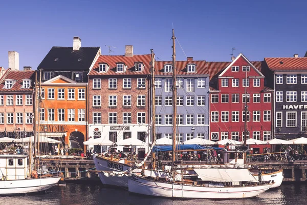 コペンハーゲン デンマーク は有名なニューハウン プロムナード 2016 日にコペンハーゲン デンマークでのオープン カフェ ニューハウンはコペンハーゲンの最も有名なランドマークの一つ — ストック写真