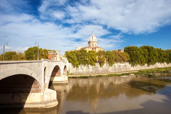 Rome イタリアのテヴェレ川とサン ピエトロ大聖堂で表示します — ストック写真