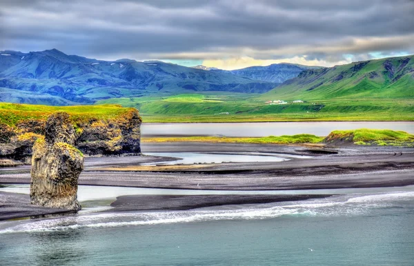 Reynisfjara, der schwarze Sandstrand von vik in Island — Stockfoto