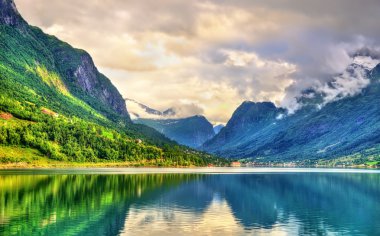 Nordfjorden fiyort Loen - Norveç yakınındaki görünümünü