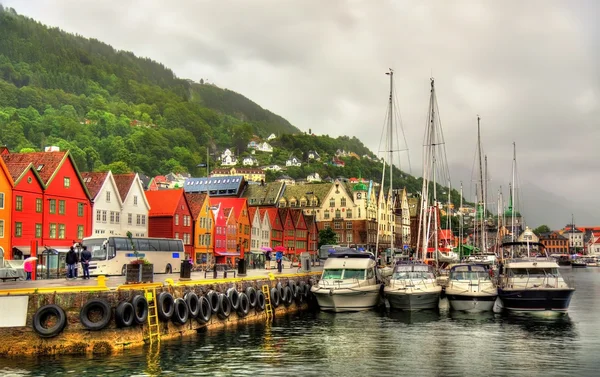 Uitzicht op de beroemde Bryggen in Bergen - Noorwegen district — Stockfoto