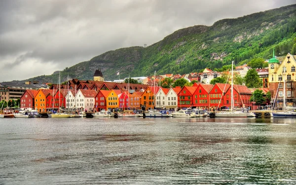 Utsikt över berömda Bryggen distriktet i Bergen - Norge — Stockfoto