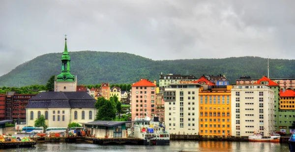 El centro histórico de Bergen sobre la bahía de Vagen — Foto de Stock