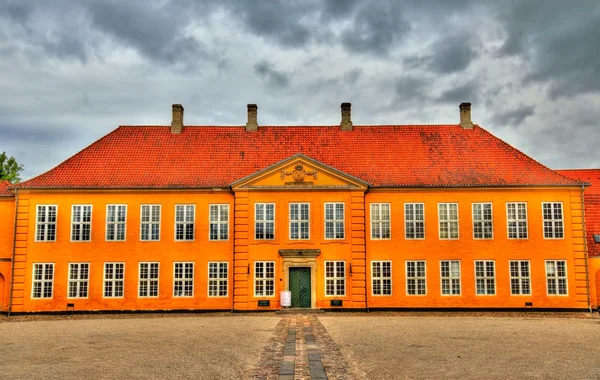 Ehemaliges königliches Anwesen, heute Museum für zeitgenössische Kunst in Roskilde, Dänemark — Stockfoto