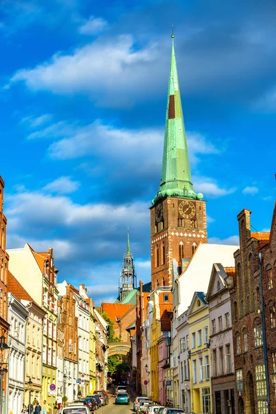 Utsikt över Jakobikirche, St. Jakobi kyrka i Lübeck, Tyskland — Stockfoto