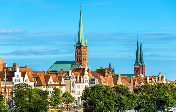 Skyline van Lubeck met St. Peters Kerk en de kathedraal - Duitsland — Stockfoto