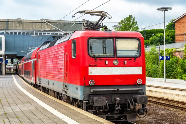 Regionalny pociąg ekspresowy na główny dworzec kolejowy w miejscowości Lubeka — Zdjęcie stockowe