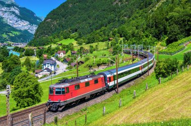 Şehir içi tren Gotthard demiryolu - İsviçre tırmanıyor