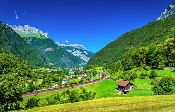 Weergave van Erstfeld, een dorp in de Zwitserse Alpen — Stockfoto