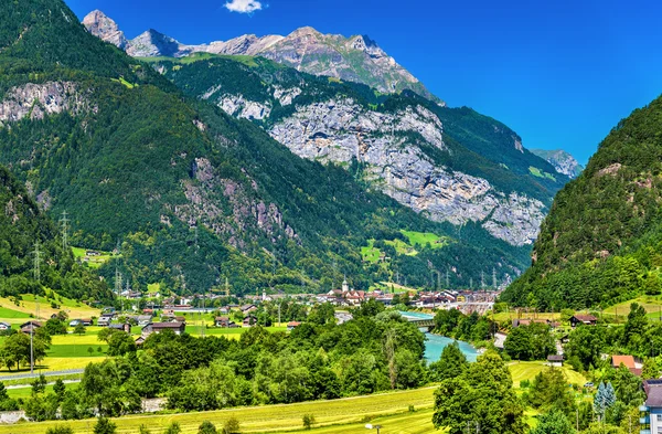 Erstfeld, egy svájci Alpokban falu képe — Stock Fotó
