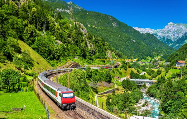 IC-trein op de Gotthardbahn - Zwitserland — Stockfoto