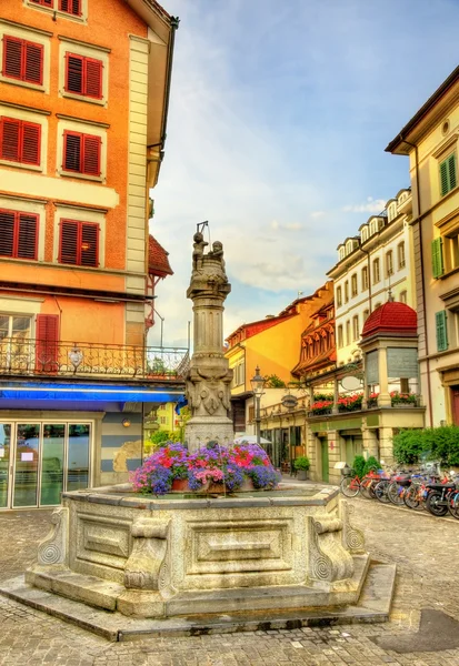 Fontana medievale nel centro storico di Lucerna, Svizzera — Foto Stock