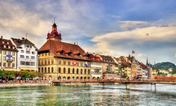 A folyó Reuss, Svájc Luzern City hall — Stock Fotó