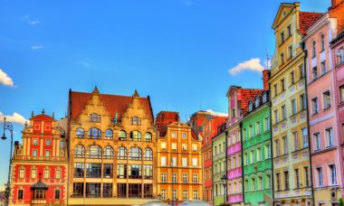 Wroclaw, Polonya 'daki pazar meydanındaki renkli evler