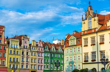 Wroclaw, Polonya 'daki pazar meydanındaki renkli evler