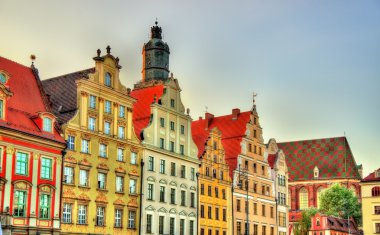 Wroclaw, Polonya 'daki pazar meydanındaki renkli evler