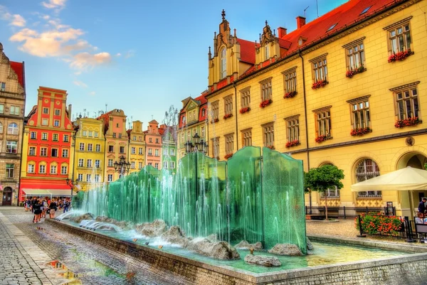 Fontein op het markt plein van Wroclaw - Polen — Stockfoto