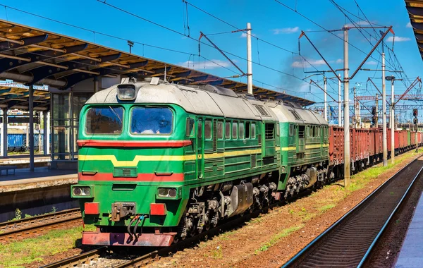 Train de marchandises à la gare Darnytsia à Kiev, Ukraine — Photo