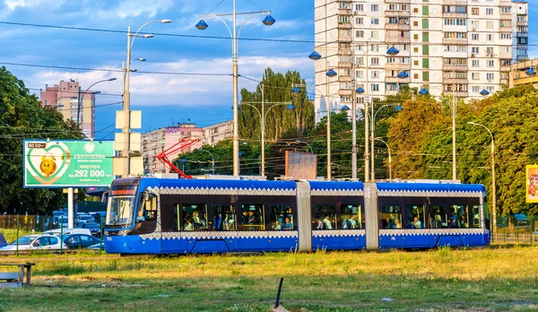 Nowoczesny tramwaj Pesa Twist na Kijów światła linii kolejowej - Ukraina — Zdjęcie stockowe