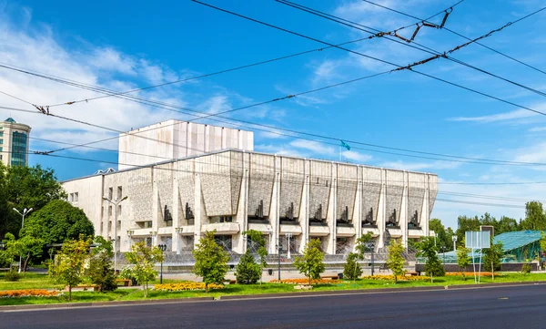 Kazakh staat academische Drama Theater is vernoemd van M.O. Auezov. Almaty, Kazachstan — Stockfoto