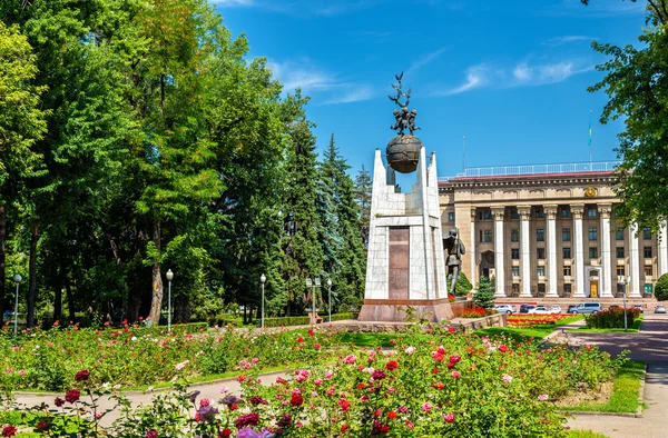 Park voorkant van Kazachs-Britse Technische Universiteit in Almaty, Kazachstan — Stockfoto