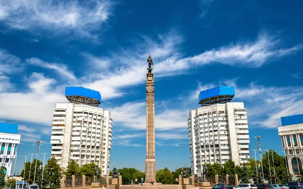 在阿拉木图共和国广场的哈萨克斯坦独立纪念碑 — 图库照片