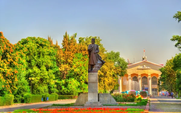 Άγαλμα του Shabdan Baatyr και το Εθνικό Πανεπιστήμιο της Κιργιζίας - Μπισκέκ — Φωτογραφία Αρχείου