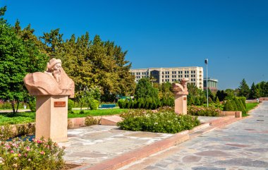 Naimanbai Manaschy Bişkek - Kırgızistan gençlik sokak üzerinde anıt