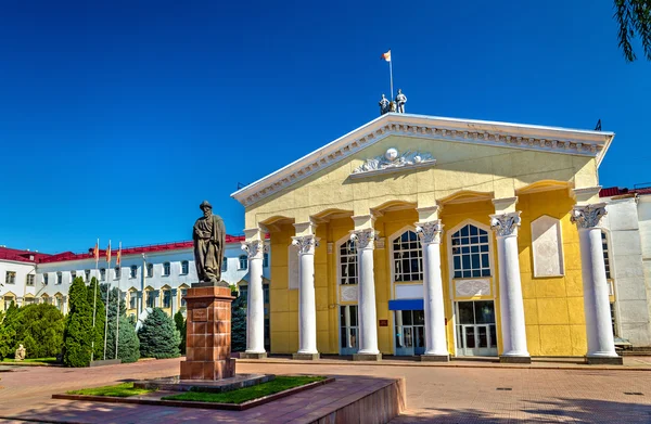 Kyrgyzer Nationaluniversität benannt nach jusup balasagyn - bishkek — Stockfoto