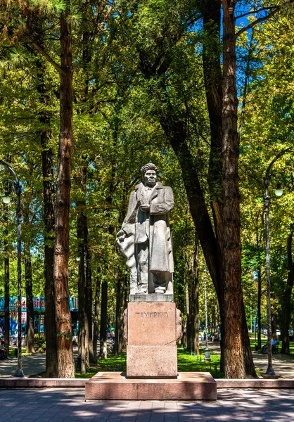 Standbeeld van Temirkul Umetaliev in Bishkek, Kyrgyzstan — Stockfoto