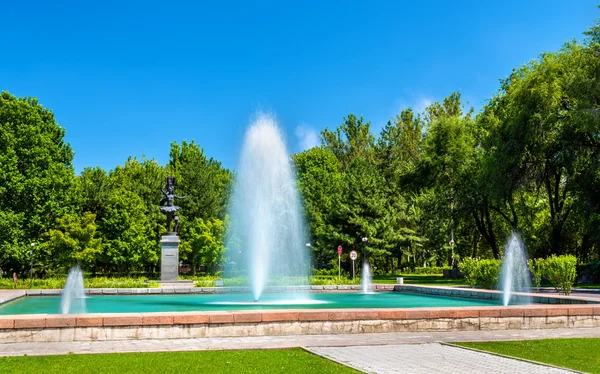 Fountain at Kyrgyz National Opera and Ballet Theater in Bishkek — Stock Photo, Image