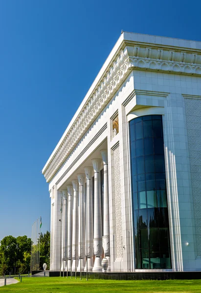 Paláci mezinárodních fór Uzbekistán na Amir Temur náměstí v Taškentu — Stock fotografie