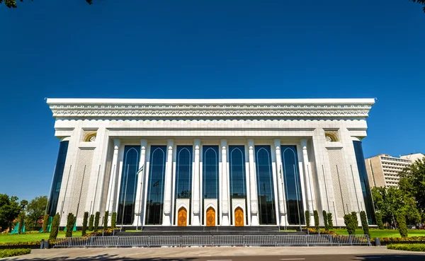 Paláci mezinárodních fór Uzbekistán na Amir Temur náměstí v Taškentu — Stock fotografie