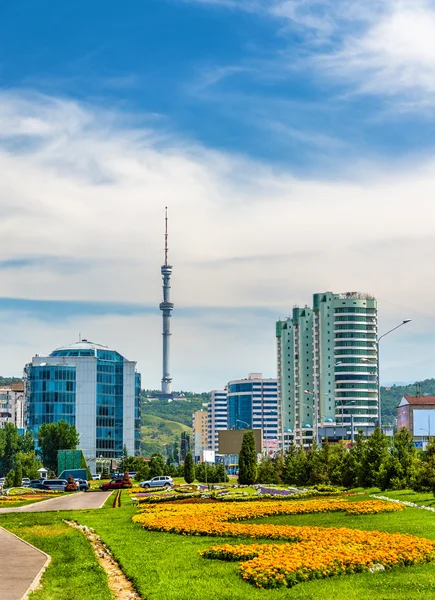 Vista de la Torre de Televisión Almaty en la montaña Kok Tobe-Kazajstán — Foto de Stock