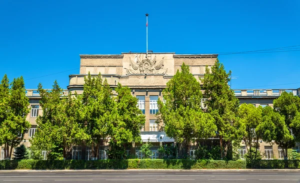 Verwaltungsgebäude in der Innenstadt von Bischkek - Kyrgyzstan — Stockfoto