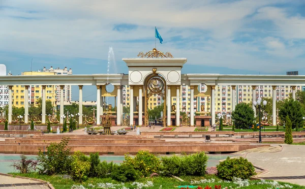 Вхід на територію парку першого президента в Алмати, Казахстан — стокове фото