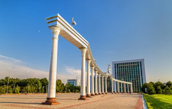 Ezgulik boog op het Onafhankelijkheidsplein in Tasjkent, Oezbekistan. — Stockfoto