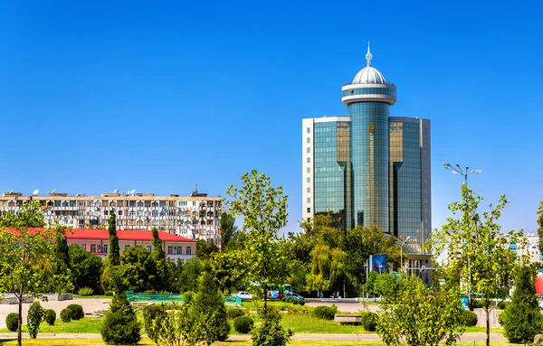Edificio de apartamentos de la era soviética en el centro de Taskent, Uzbekistán — Foto de Stock