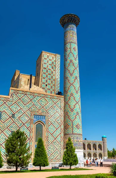 Ulug Beg Madrasah på Registan square - Samarkand, Uzbekistan — Stockfoto