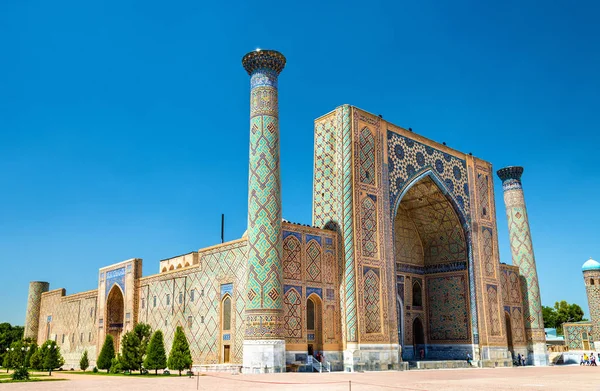 Ulugh Beg Madrasah en la plaza Registan - Samarcanda, Uzbekistán —  Fotos de Stock