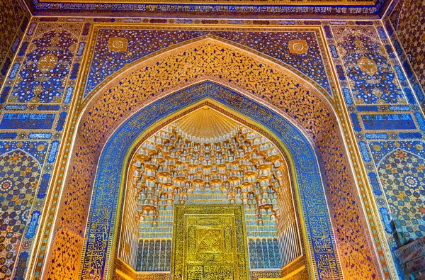 Interior of Tilya-Kori Madrasah on Registan Square in Samarkand, Uzbekistan — Stock Photo, Image