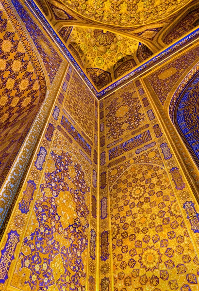 Interior of Tilya-Kori Madrasah on Registan Square in Samarkand, Uzbekistan — Stock Photo, Image