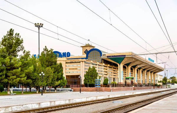 Veduta della stazione ferroviaria di Samarcanda . — Foto Stock