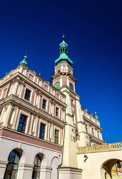 Ratusz o Ayuntamiento en la Plaza Rynek Wielki en Zamosc, Polonia — Foto de Stock