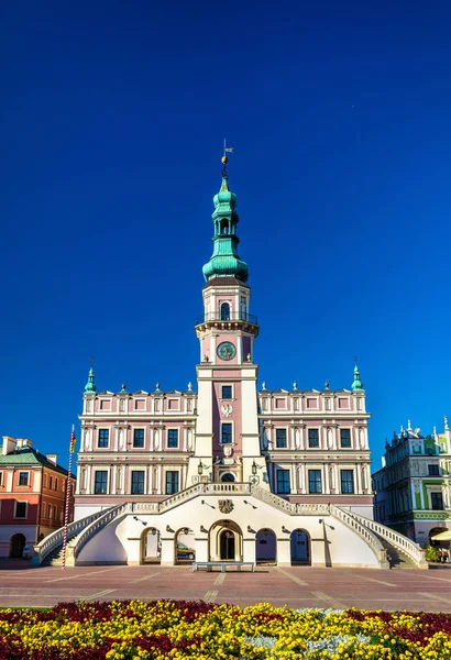 Ratusz nebo radnice na náměstí Rynek Wielki Zamosc, Polsko — Stock fotografie