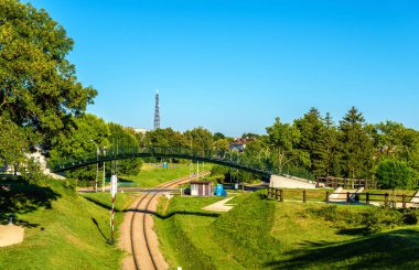 Zamosc, Polonya bir demiryolu hattı üzerinde yaya köprüsü