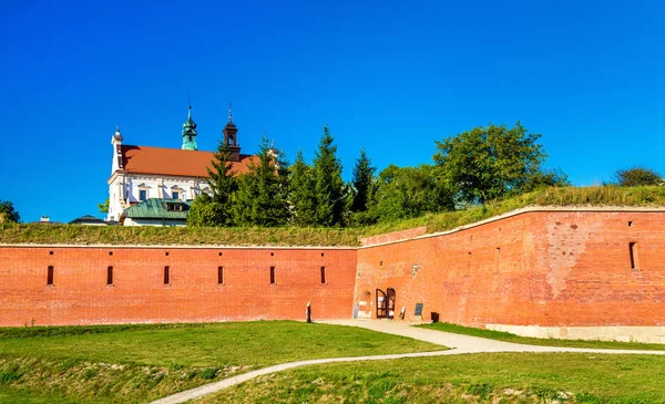 Cathedral of Resurrection and city walls in Zamosc, Poland — Stock Photo, Image