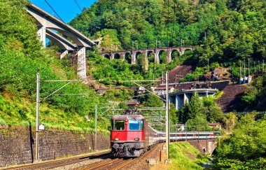 Yolcu treni Gotthard pass - İsviçre gidiyor