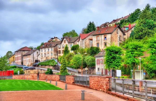 Vista de Moyenmoutier, una ciudad en las montañas Vosges - Francia — Foto de Stock